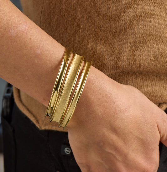 Wide Bangle Bracelet in 18k Yellow Gold with Florentine Finish