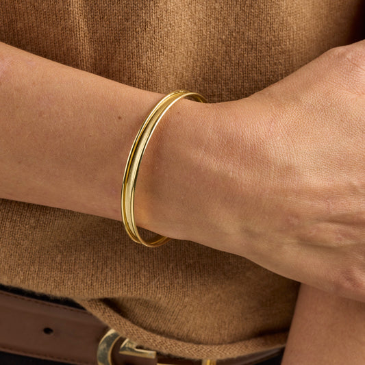 Narrow Bangle Bracelet in 18k Yellow Gold with Florentine Finish